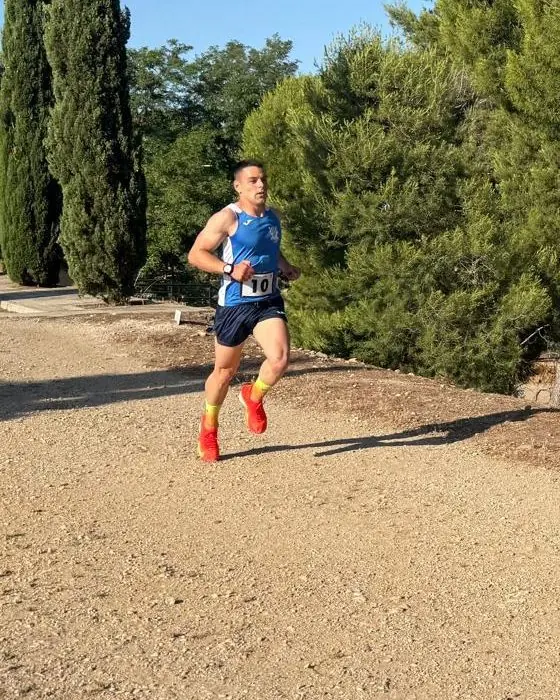 Antonio Jamart corriendo con dorsal sobre un camino de tierra